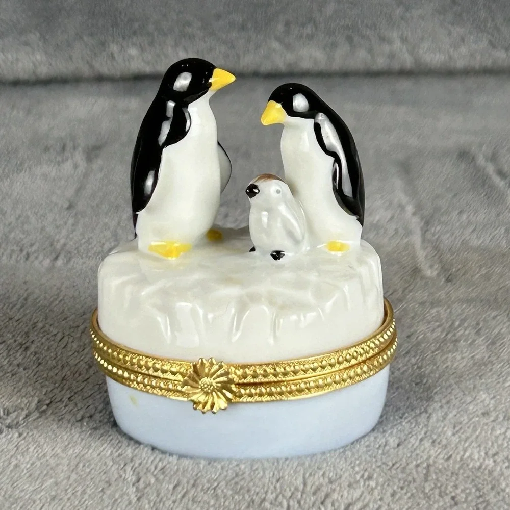 Vintage Penguin Family Porcelain Hinged Trinket Box Iceberg Gold Tone Clasp